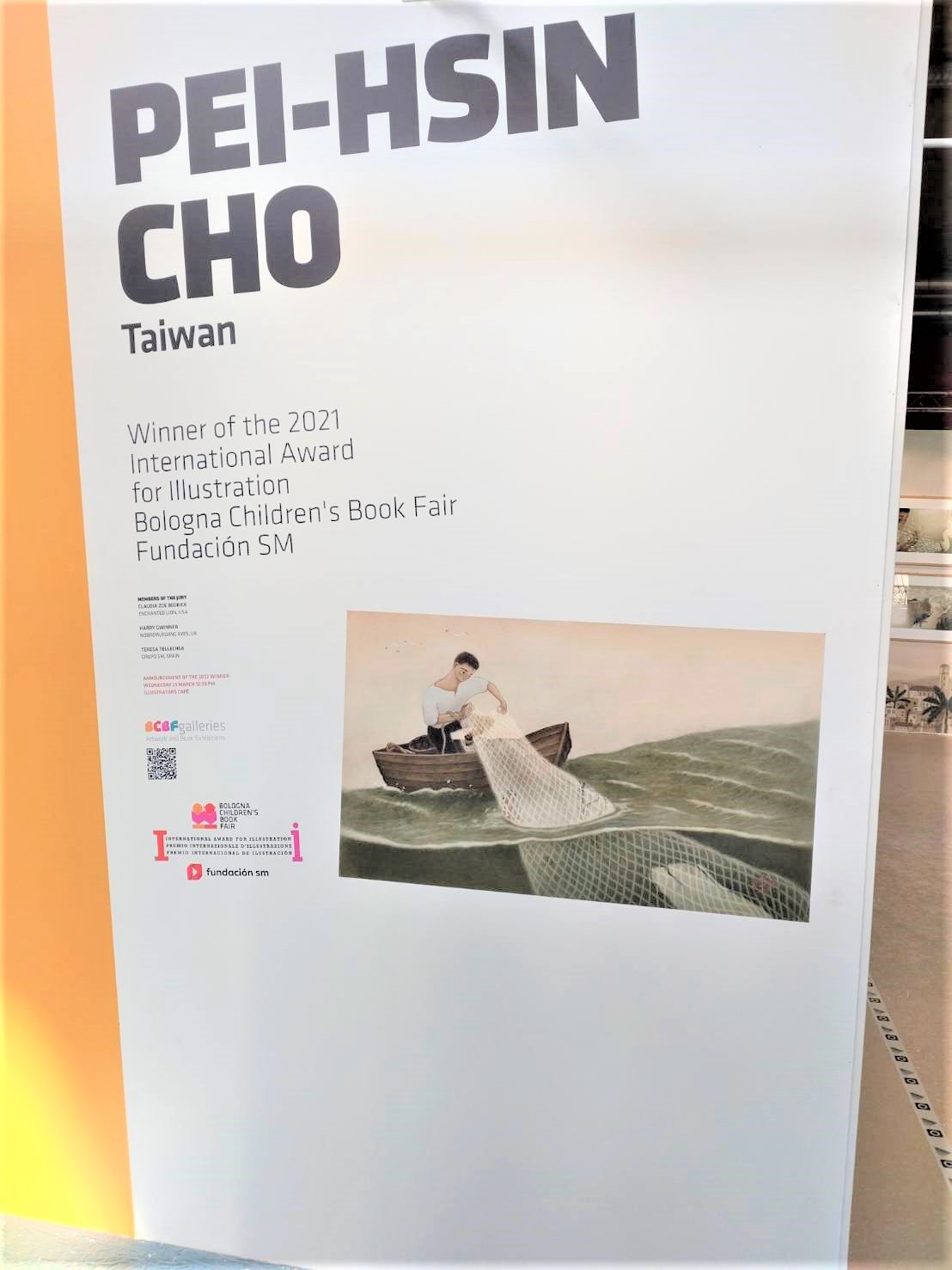 卓霈欣獲邀在義大利波隆那兒童書展舉行個展，作品上名字下方，原本有「Taiwan」。 圖：翻攝自台北書展基金會臉書