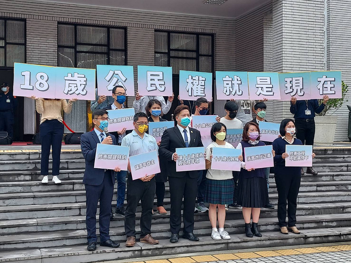在表決18歲公民權之前，跨黨派立委召開記者會，王婉諭、邱顯智、賴香伶更特別穿上高中母校制服表達其支持。 圖:陳佩君/攝
