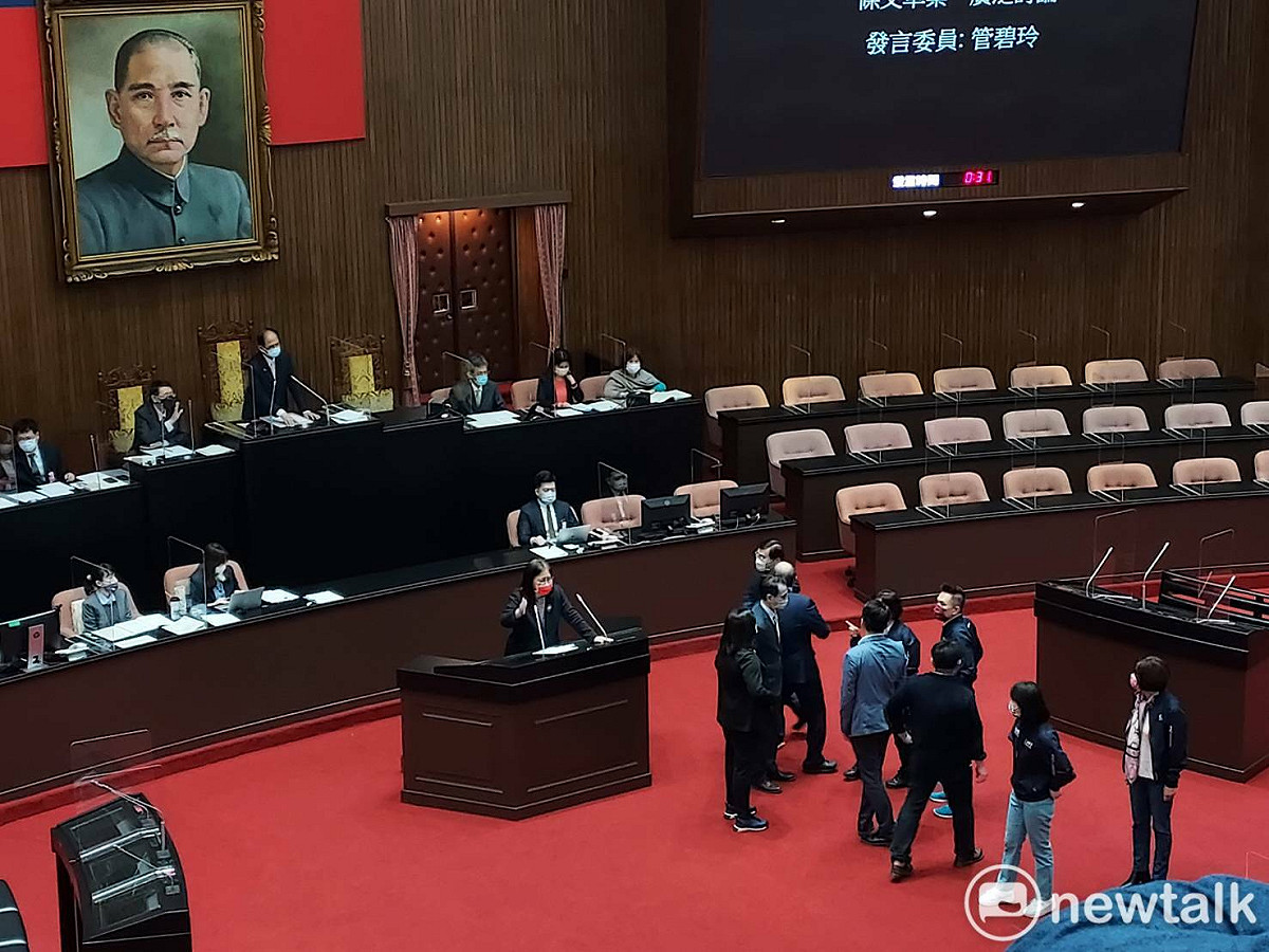 管碧玲在廣泛發言時表示，處理修憲案，民進黨團沒有多數暴力，引發國民黨團不滿，多名藍委趨前抗議。 圖：陳佩君／攝