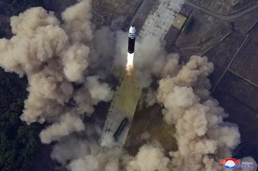 《朝鮮中央通訊社》25日報導，北韓領導人金正恩 24 日親自監督「火星－17」型洲際飛彈試射成功。 圖：翻攝自朝中社（資料照）