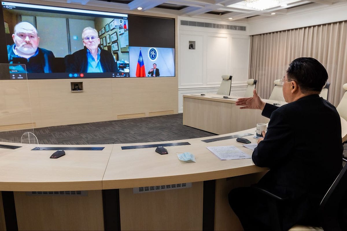 外交部長吳釗燮接受加拿大環球郵報渥太華分社社長Robert_Fife及資深記者Steven_Chase視訊專訪。 圖：外交部提供