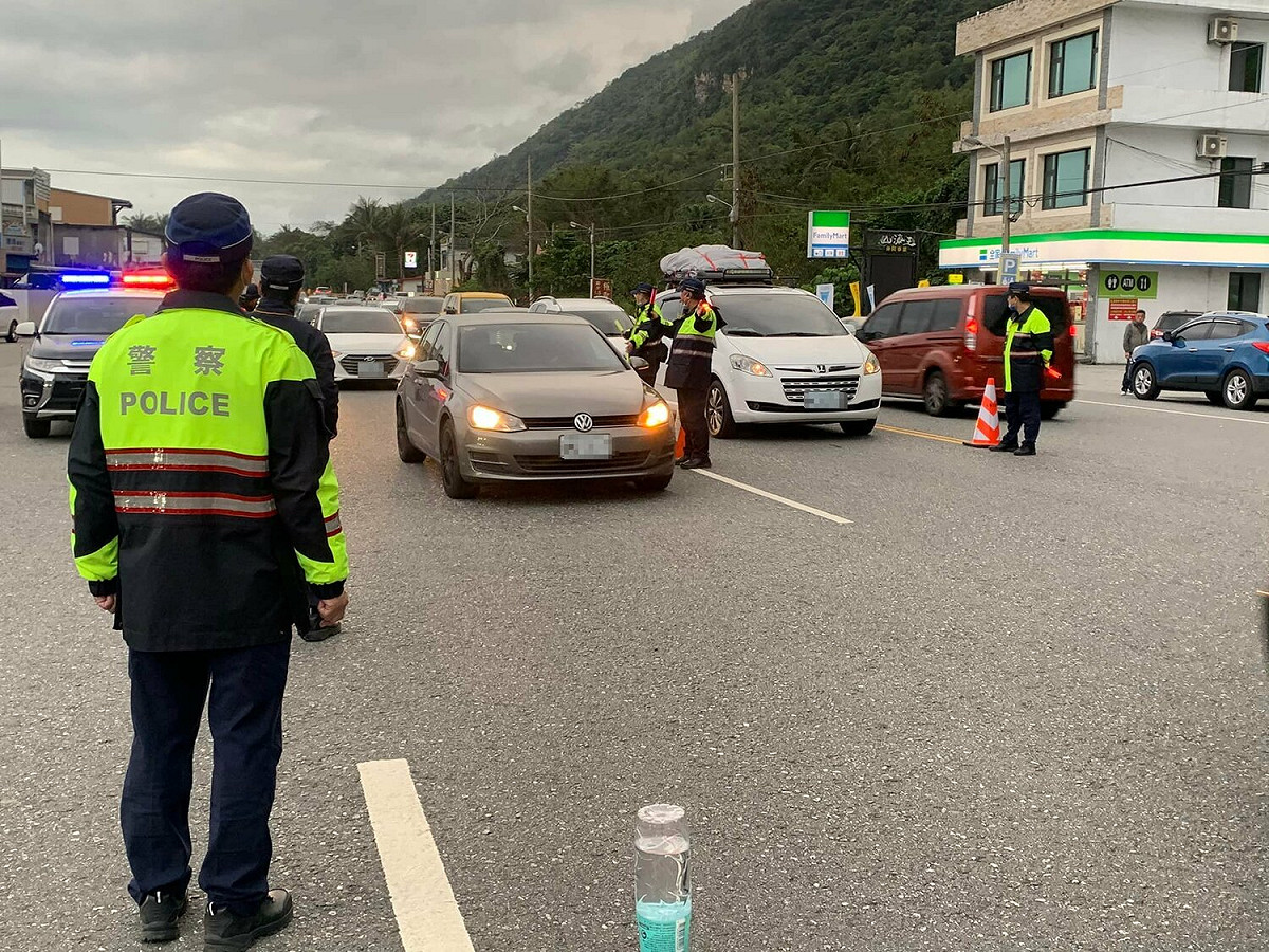公路總局表示，清明連假期間，預估蘇花路廊南下最大車流量將出現在4/2（圖為蘇花崇德管制站）。 圖：翻攝自花蓮縣警察局新城分局臉書