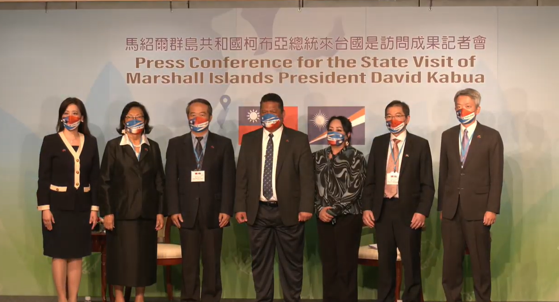 馬紹爾群島共和國總統柯布亞（President David Kabua）伉儷率團訪台，外交部今（25）日舉行「國是訪問成果記者會」，會後進行大合照。 圖：擷自外交部直播畫面