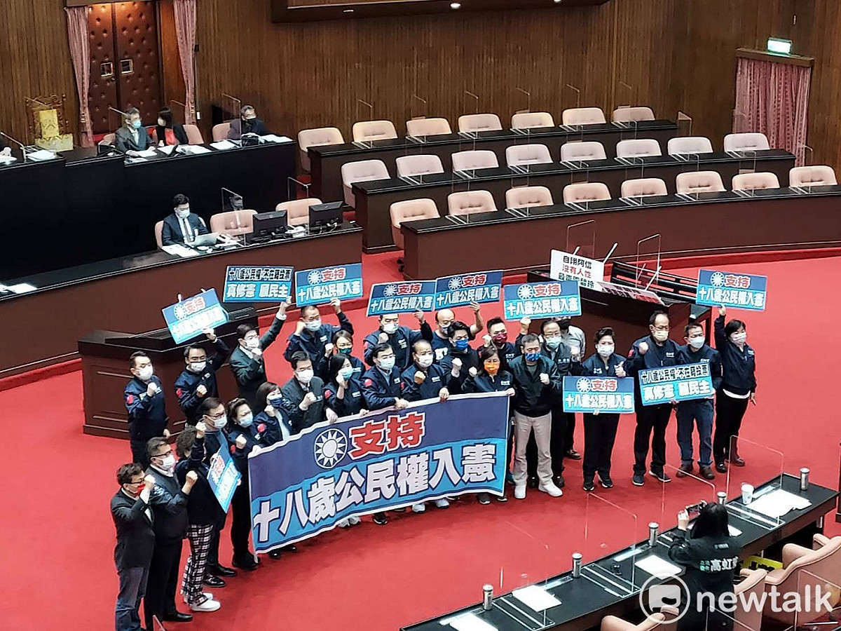 國民黨團拿著支持18歲公民權入憲的看板合影。 圖：陳佩君／攝