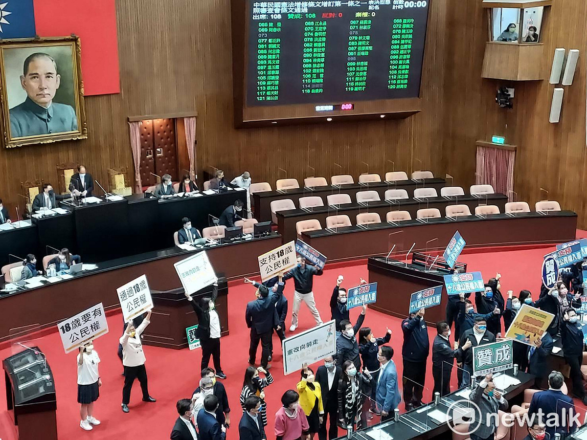 在朝野四黨有共識下，18歲公民權修憲案送出立法院，將交由公民複決。 圖：陳佩君／攝
