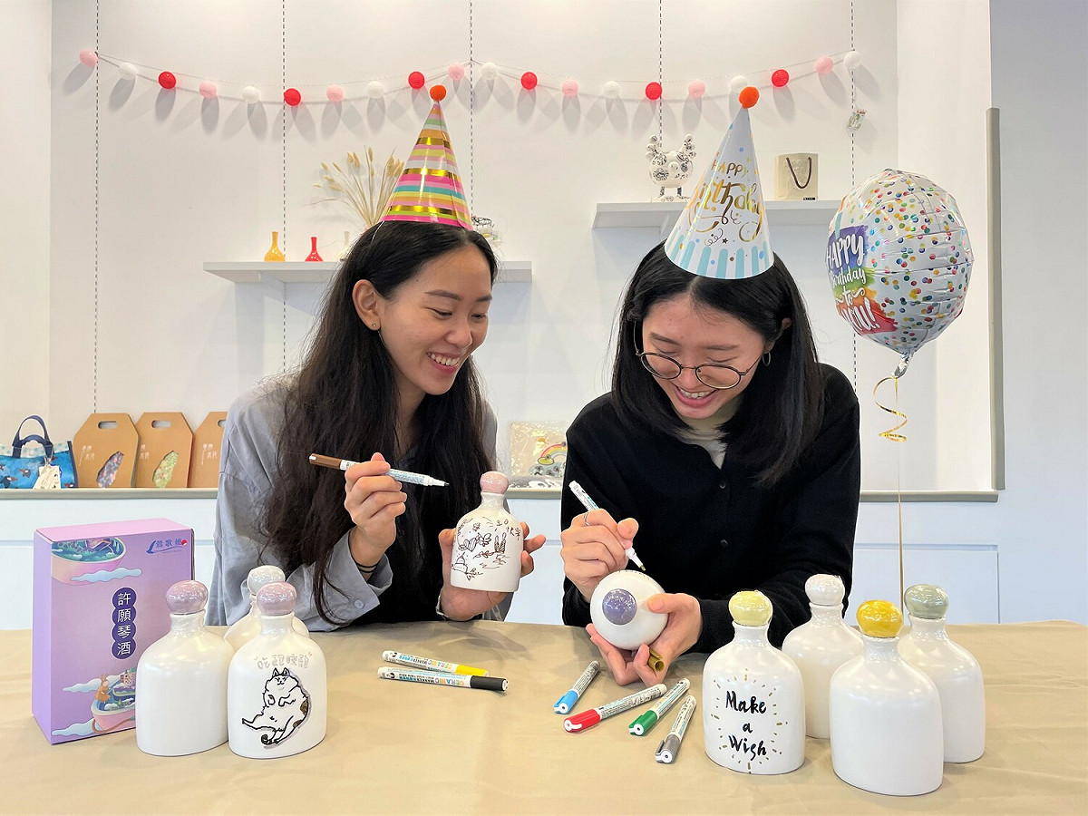 在「許願琴酒」霧白陶瓶上許下生日願望，守護對幸福生活的期待、心想事成。 圖：鶯歌陶瓷博物館提供