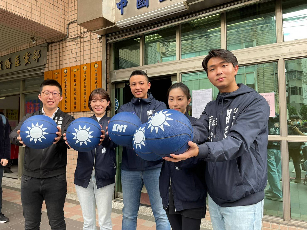 呂家愷（右起）、蔡畹鎣、陳偉杰、戴湘儀及吳訓孝赴國民黨新北市黨部登記。 圖：陳偉杰服務處提供