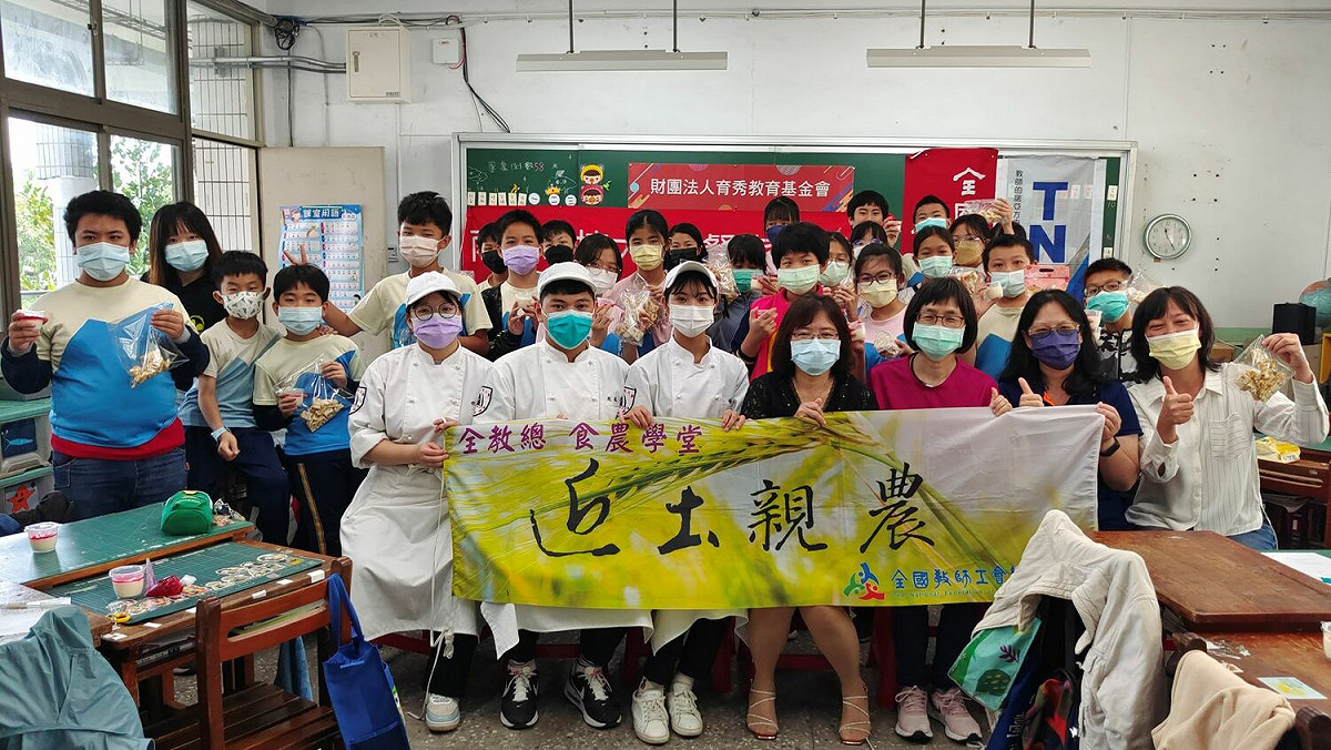 「食農學堂計畫」提供國產雜糧的種子，讓老師帶領學生利用校園的空間種植雜糧，也不斷發想各種活動，讓師生可以用不同方式實踐食農教育。 圖：台南市教育產業工會提供