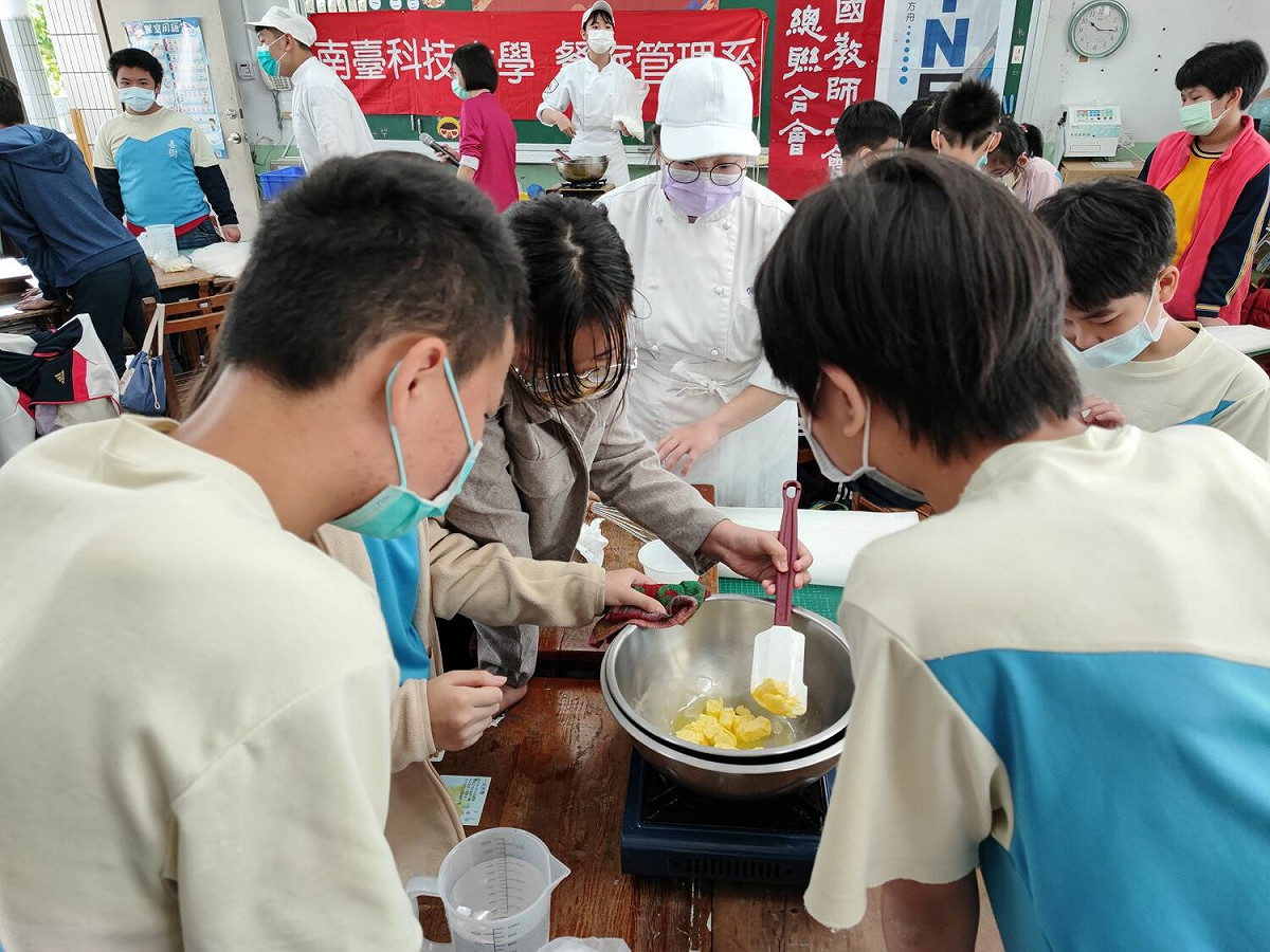 「食農學堂計畫」提供國產雜糧的種子，讓老師帶領學生利用校園的空間種植雜糧，也不斷發想各種活動，讓師生可以用不同方式實踐食農教育。 圖：台南市教育產業工會提供