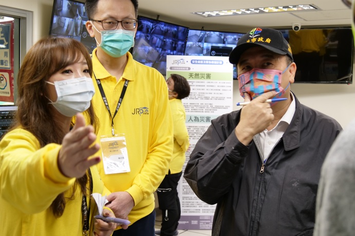 交通局長鍾鳴時今天上午前往板橋音樂公園地下停車場視察演練情形。 圖：新北市交通局提供