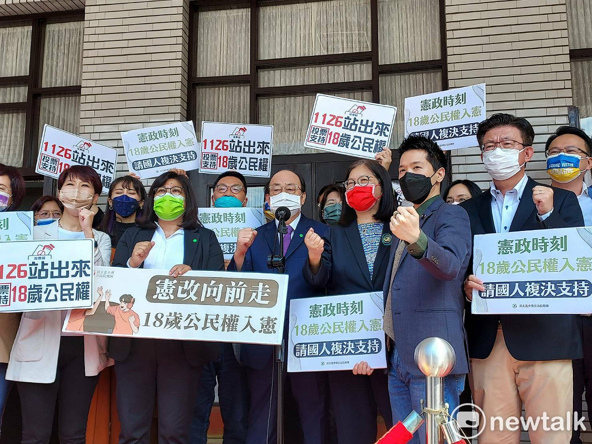 民進黨團呼籲民眾11月26日站出來投票，支持18歲公民權。 圖:陳佩君/攝