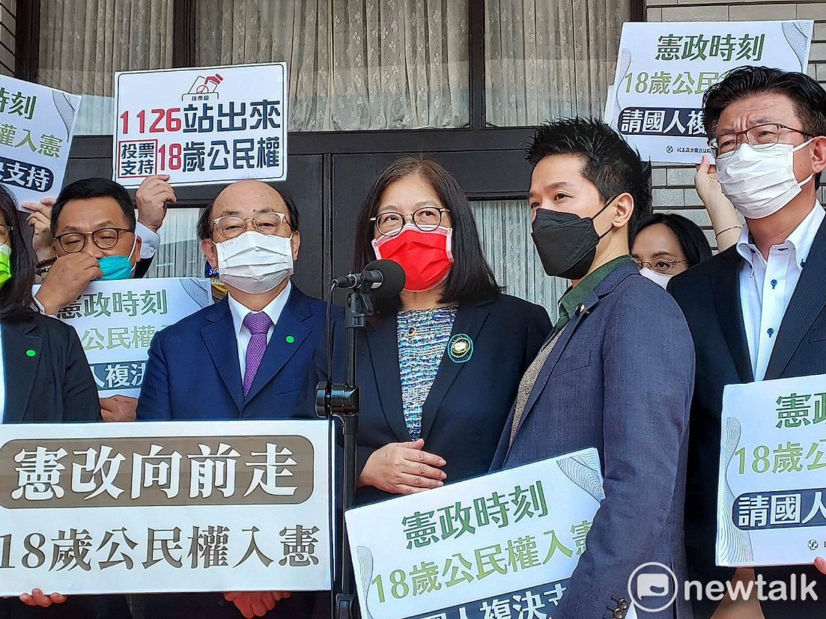 在投票結束後，民進黨團召開記者會。 圖:陳佩君/攝