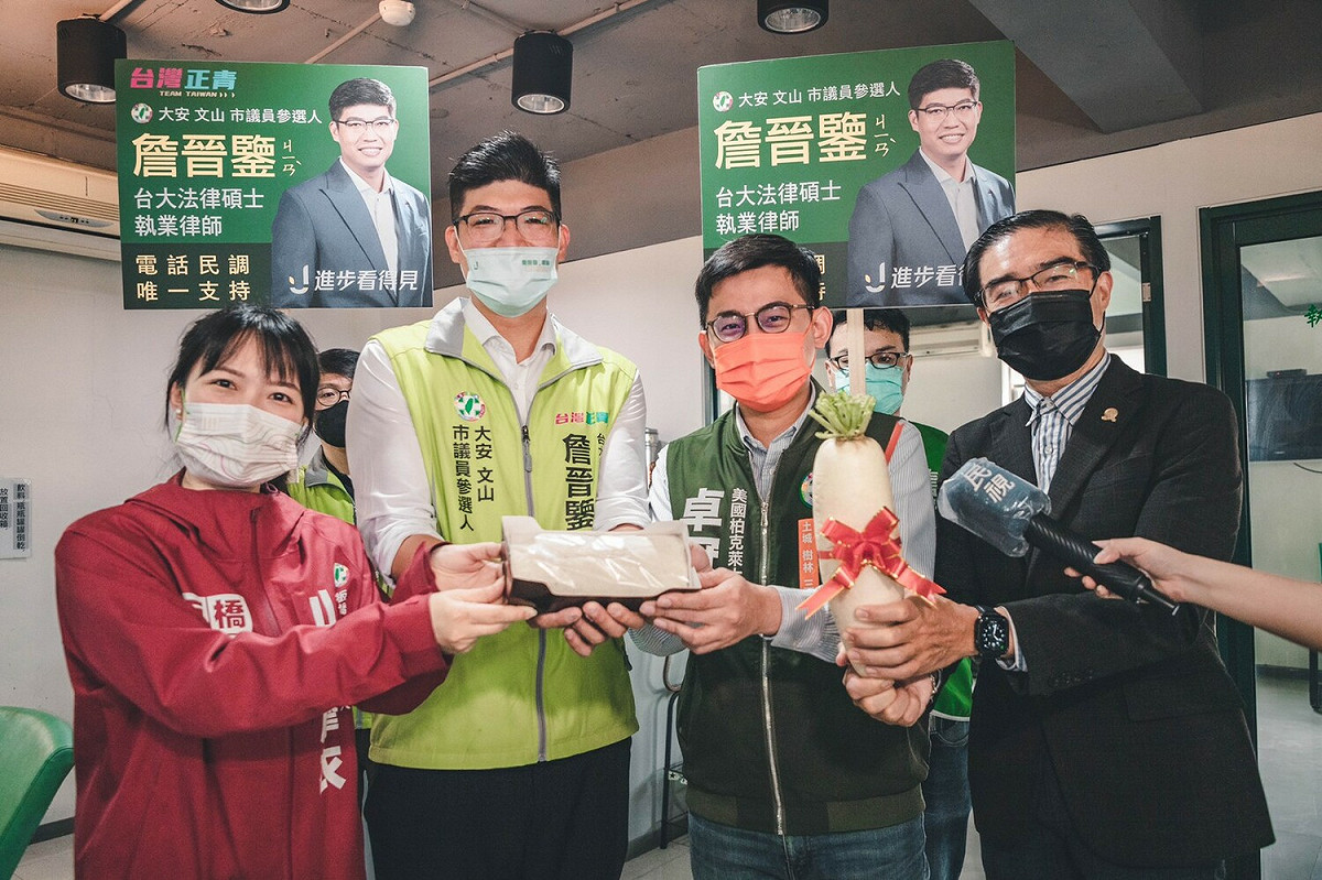 台北市大安文山市議員參選人詹晉鑒律師(左2)，今(25)日在「台灣正青」新北市議員參選人卓冠廷(右2)、山田摩衣(左1)、台灣北社秘書長潘威佑(右1)陪同下，完成民進黨初選登記。 圖：詹晉鑒團隊提供