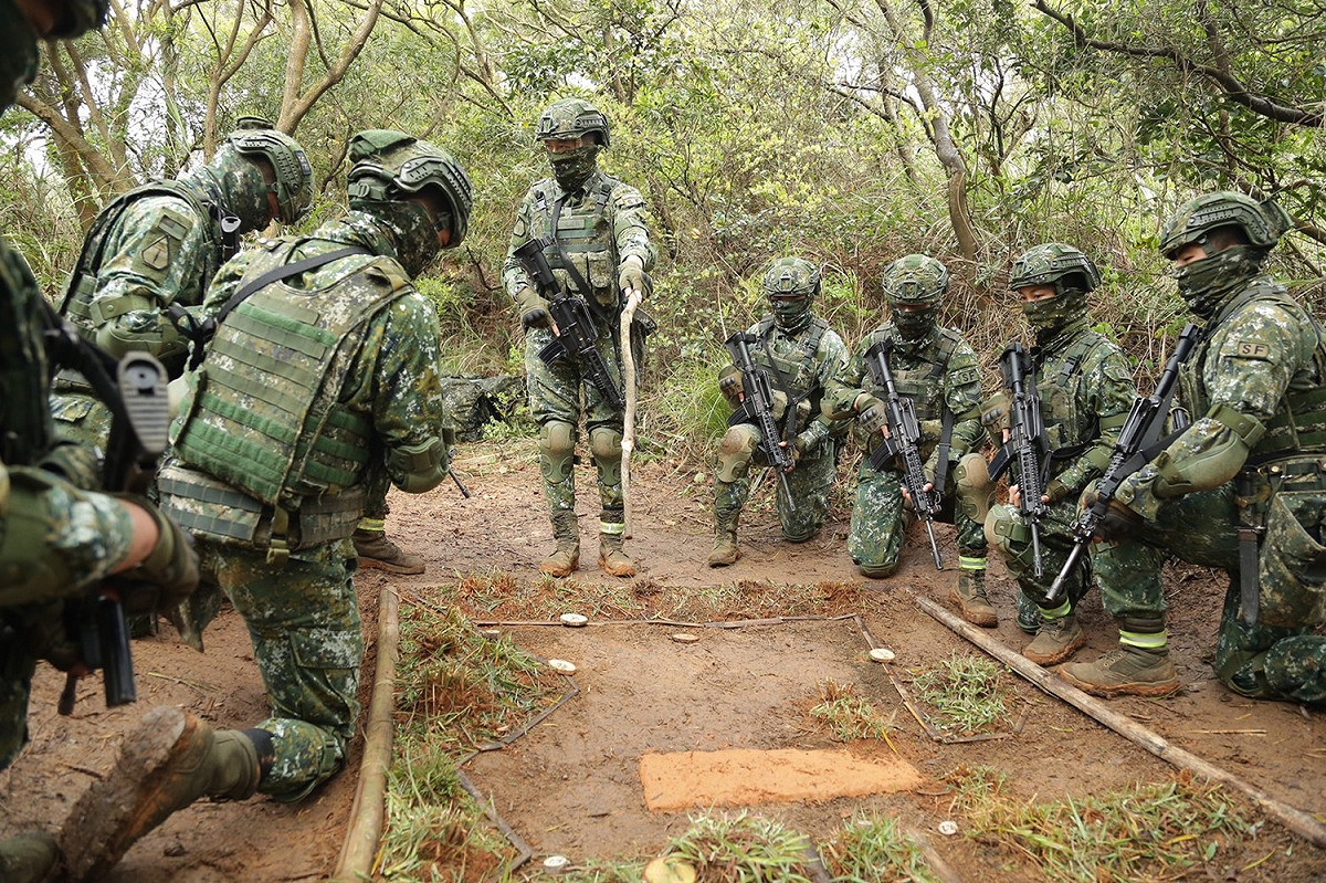 特5營官兵進行隱伏區開設演練。 圖：軍聞社提供