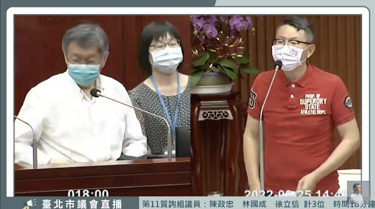 台北市議員徐立信（右）爆螢橋國中校長歐陽秀幸竟在校務會議上公開呼籲：「不要投徐X信」，市長柯文哲表示，該怎麼辦就怎麼辦。 圖：翻攝YouTube直播畫面