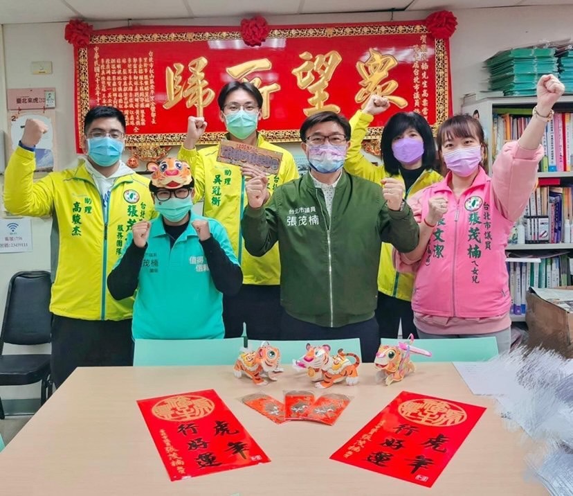 民進黨四連霸議員張茂楠（前排右2）並未黨內登記初選，宣佈交棒給女兒張文潔（前排右1）。 圖：翻攝自張茂楠臉書
