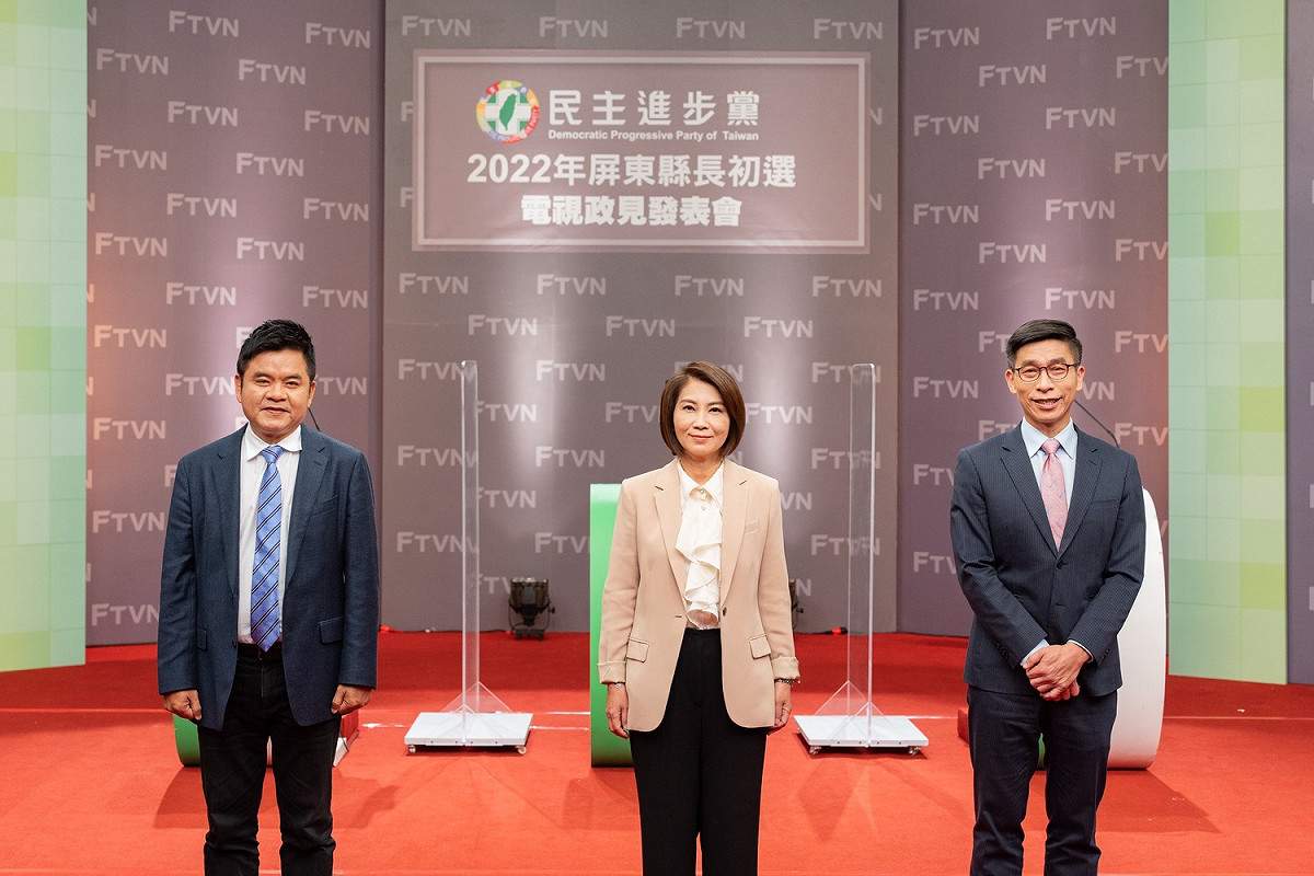民進黨屏東縣長初選激烈，由周春米(圖中)勝出。