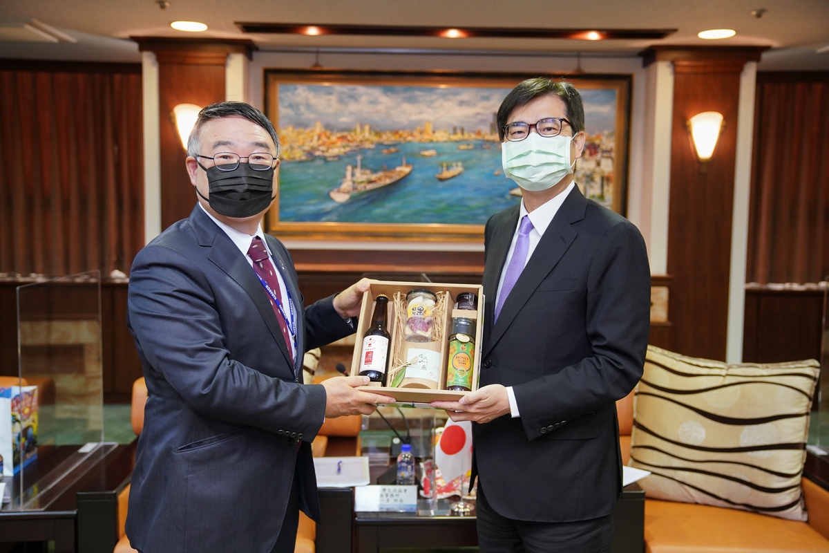陳其邁(右)與小野一彥。 圖：高雄市政府提供