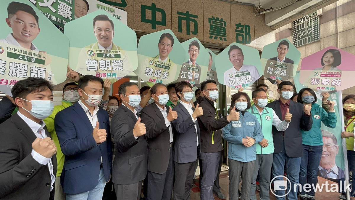 正國會爭取連任的台中市議員集體登記，氣勢十足。 圖：唐復年/攝