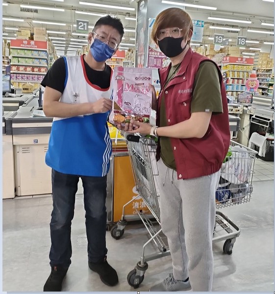 板橋動物之家感謝家樂福文教基金會轉贈飼料。  圖：新北市動保處提供