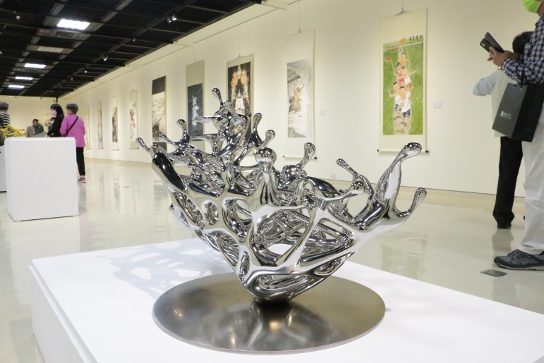 「致當下．遠觀－2022新北市美術家聯展」有包括油畫、水彩、水墨、書法、篆刻、膠彩、版畫、攝影、陶藝、雕塑及複合媒材等11類共332件藝術作品。 圖：新北市文化局提供