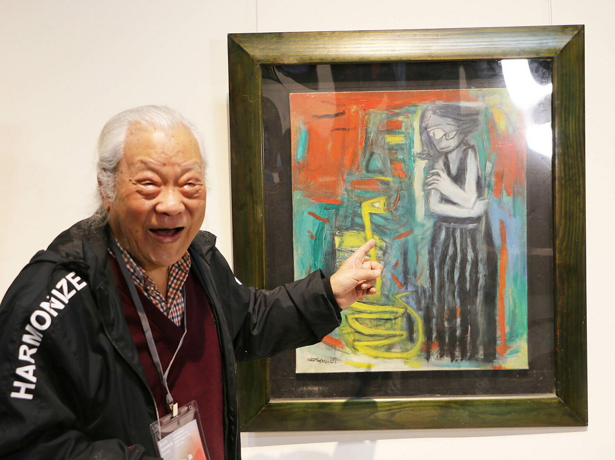 戰後第一代重量級資深藝術家焦士太於「新北市美術家聯展」雀躍地介紹作品《玩蛇的女人》。 圖：新北市文化局提供