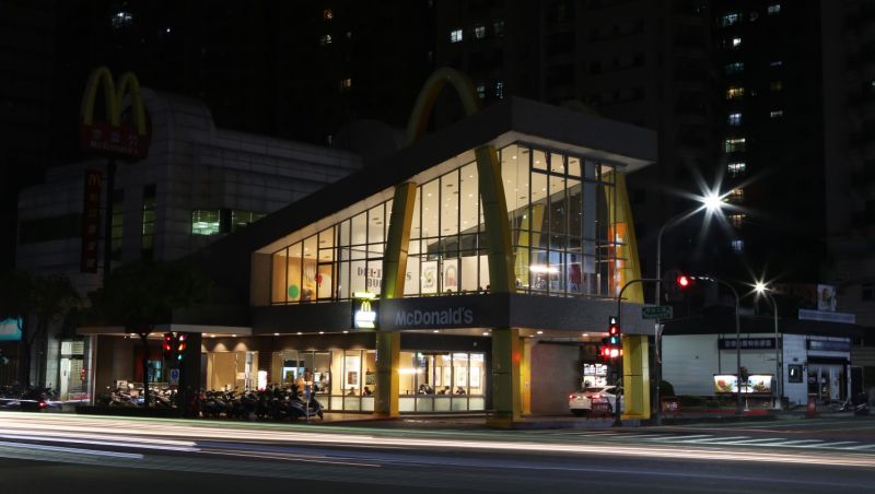 ▲今（26）晚8點半至9點半是「Earth Hour」地球一小時，全台逾330家麥當勞餐廳同步關閉餐廳外、不影響安全照明的招牌燈。 圖／麥當勞提供