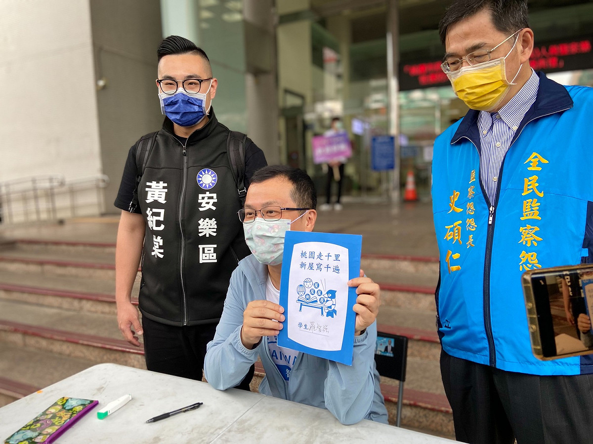 國民黨籍台北市議員羅智強赴桃園市政府「罰寫」。 圖：羅智強辦公室提供
