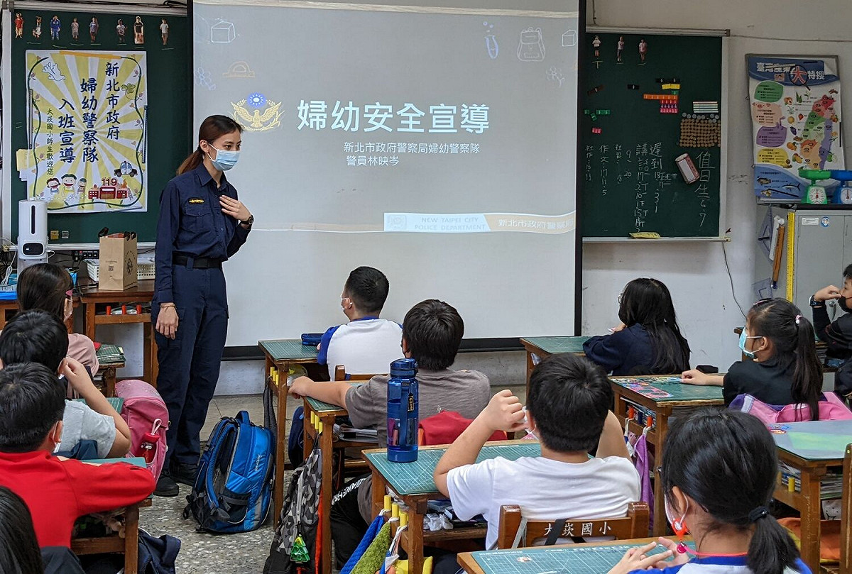 新北市警局到校園進行婦幼安全宣導。 圖：金瑞龍服務處提供