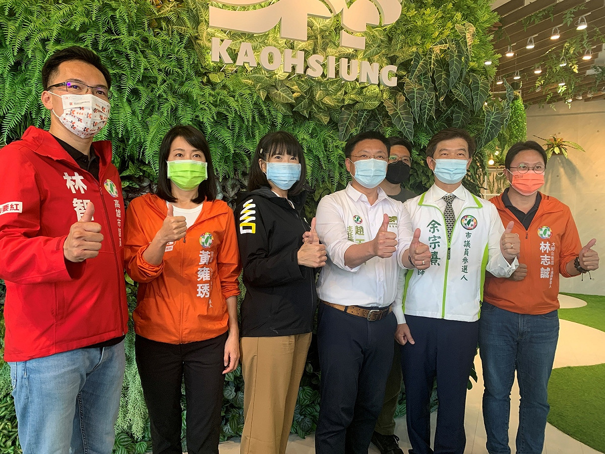 趙天麟(前排右三)與市議員參選人合體拍照。 圖：民進黨高雄市黨部提供