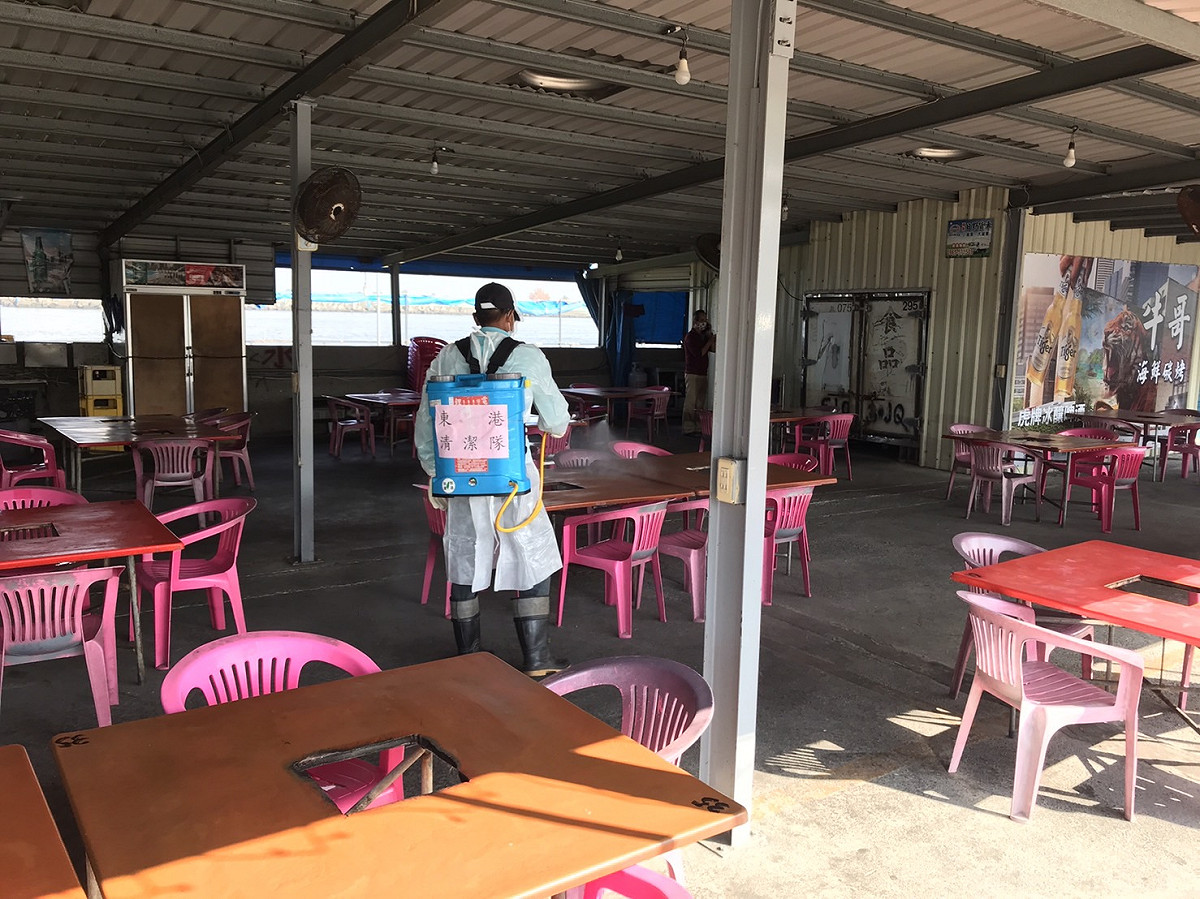 屏縣府對相關足跡地點展開消毒作業。 圖：屏東縣政府提供