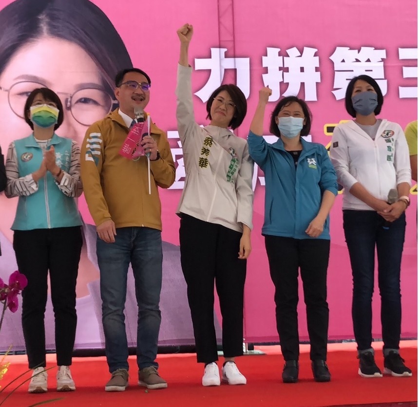 蔡美華（中）成立大里區後援會，林佳龍的太太廖婉如（右二）、台北市議員阮昭雄（左二）到場力挺。 蔡美華/提供
