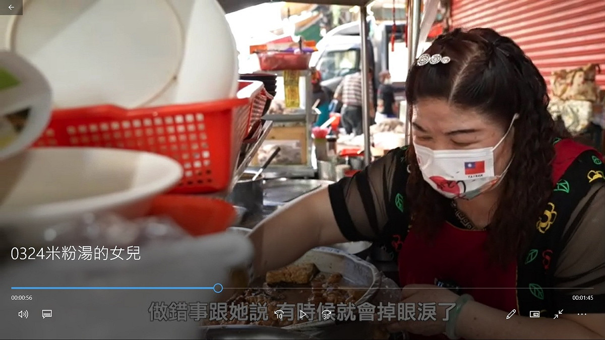 蔡美華的媽媽在菜市場賣米粉湯，在競選CF中現身推薦自己的女兒。 蔡美華/提供