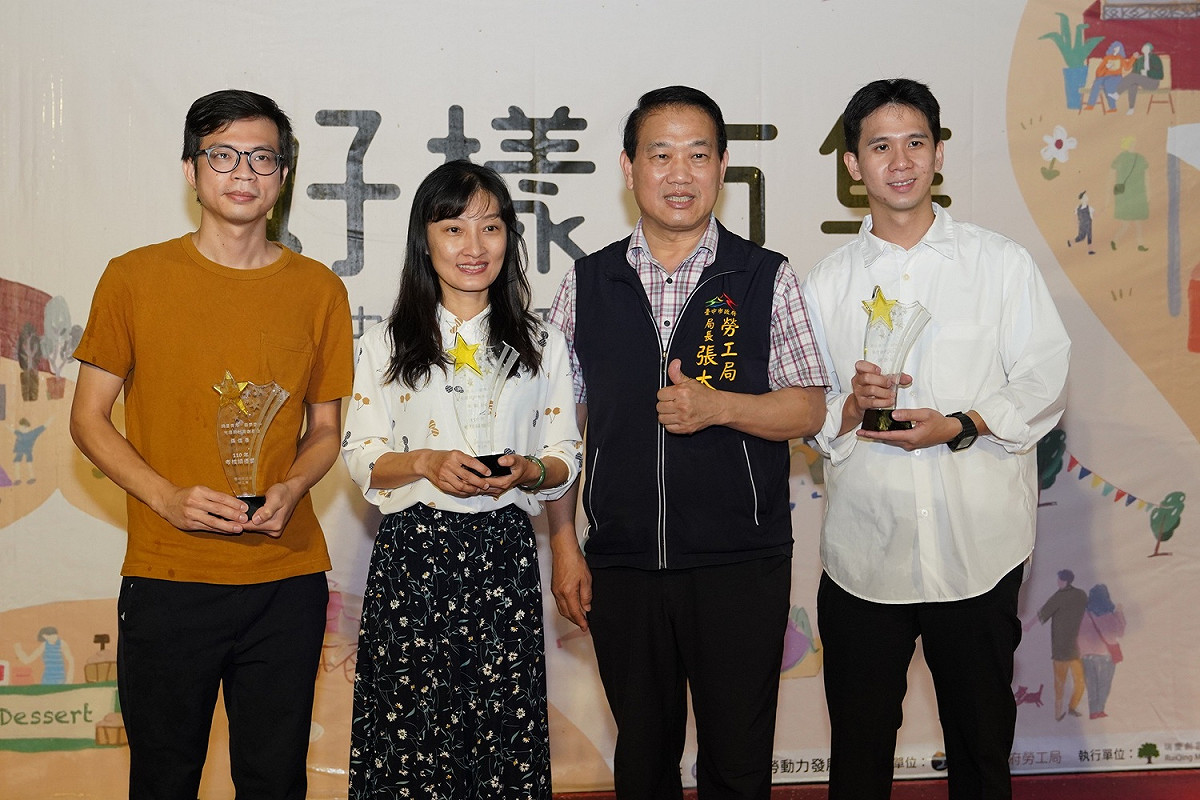 勞工局長張大春（右二）表揚三位獲獎青年。 台中市政府/提供