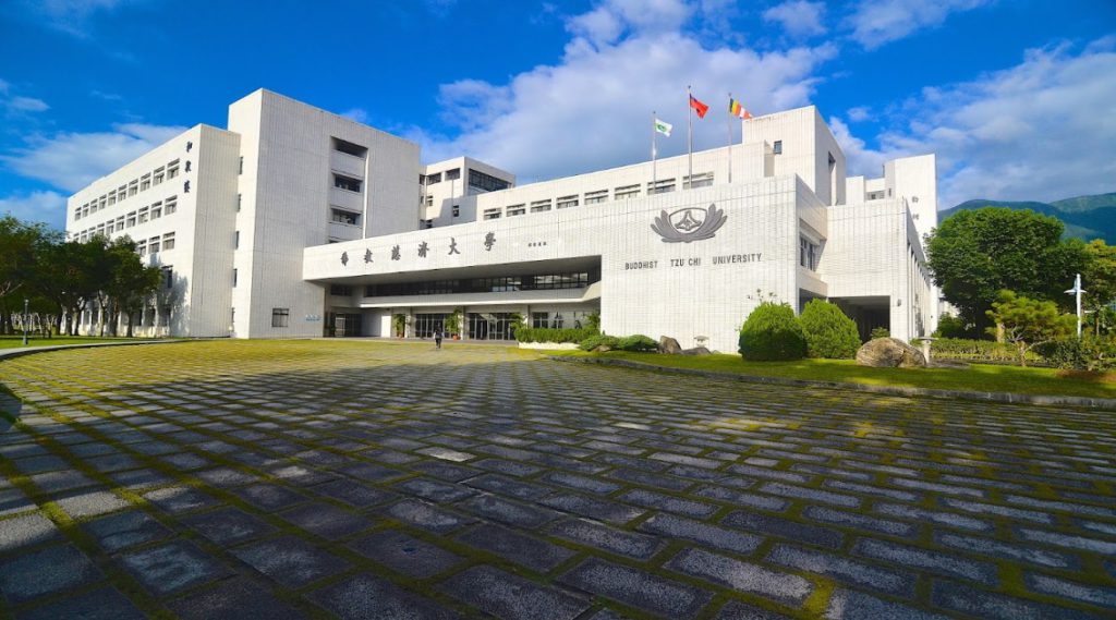 慈濟大學開放烏克蘭學生申請就讀，提供助學補助。 圖：截取自慈濟大學官網。
