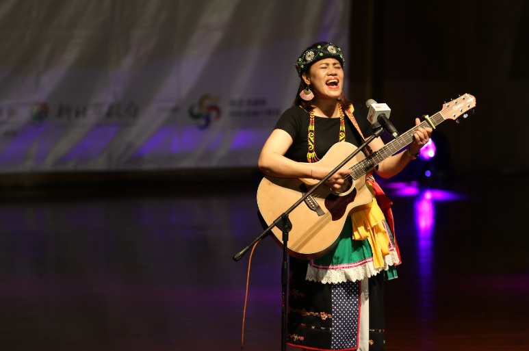 上屆冠軍陳美芳以其招牌的渾厚溫潤嗓音詮釋恆春阿美古謠，現場觀眾如痴如醉，順利蟬連第一。 圖：新北市原民局提供