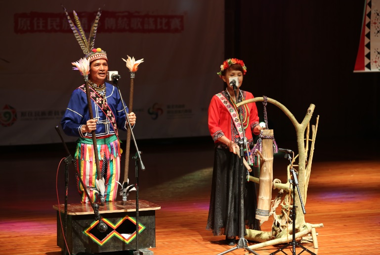 參賽者紛紛拿出看家本領，圖為勇奪第二名的耍那咧以傳統樂器演出畫面。 圖：新北市原民局提供