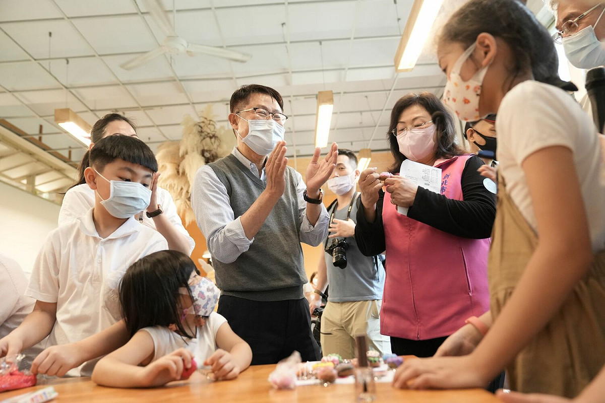 陳純敬與民眾一同打開樂活、共享生活。 圖：新北市城鄉局提供