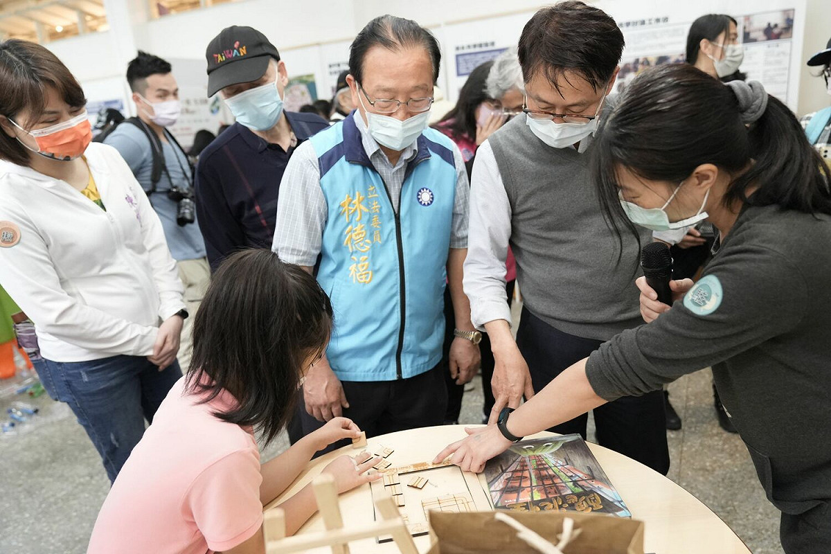 陳純敬與民眾一同體驗活動。 圖：新北市城鄉局提供