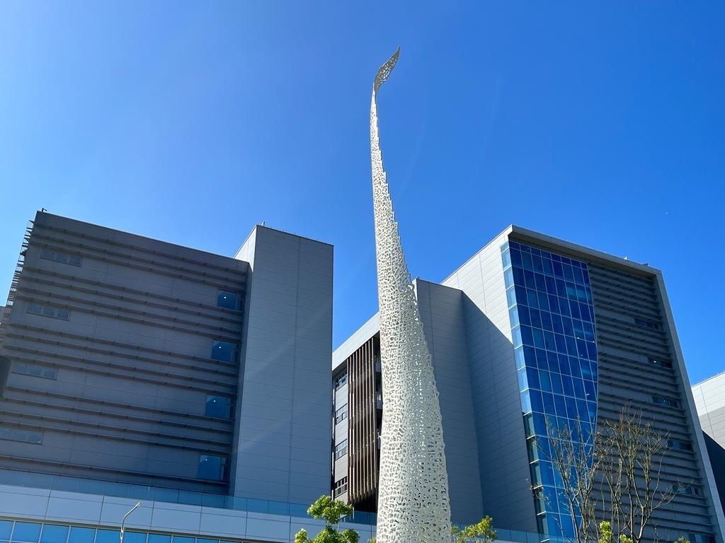 寶高戶外公共藝術「仰天地」，象徵永續發展並展現蓬勃生機。 圖：新北市經發局提供
