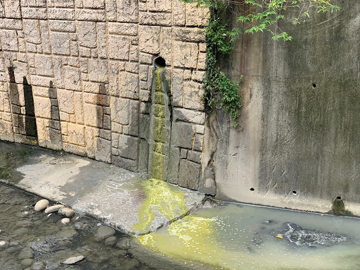 以黃色追蹤劑確認污水確實由該工廠排放。