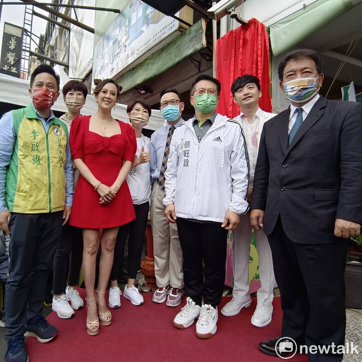 民進黨籍台南市議員蔡旺詮與立法委員陳亭妃今日舉辦聯合服務處開幕茶會，正式宣布中央和地方民代攜手為選民提供最優質的服務，蔡旺詮也將積極投入年底市議員選舉，繼續爭取為市民服務的機會。 圖：黃博郎／攝