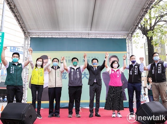 議員參選人周嘉韋律師成立黨內初選「黃偉哲市長、周嘉韋律師聯合競選總部」，台南市長黃偉哲、立委蘇巧慧立委、林俊憲、林宜瑾等人都到場站台。 圖：黃博郎／攝