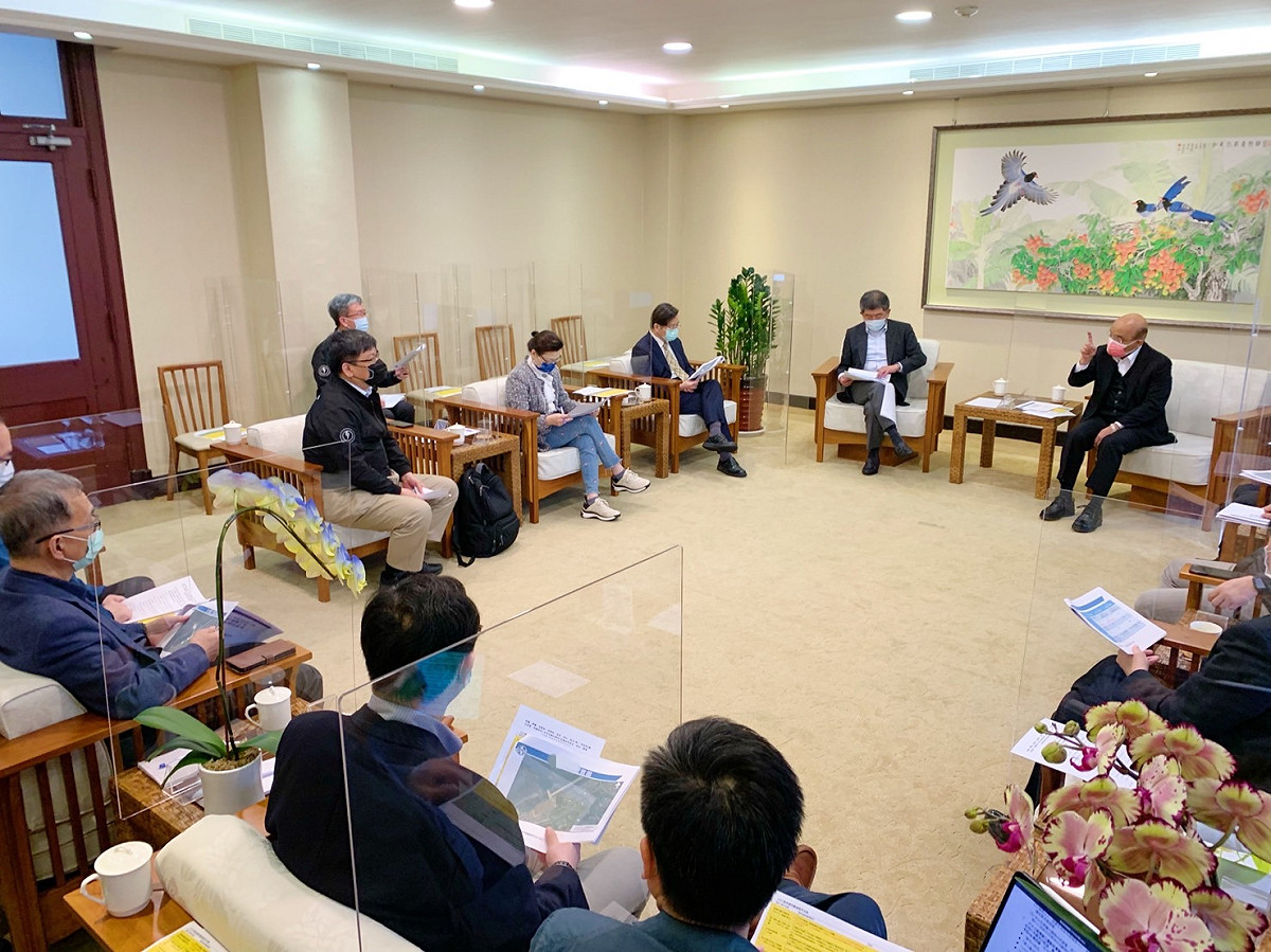 行政院長蘇貞昌上午針對數起群聚感染事件召開擴大防疫會議。 圖：行政院 / 提供