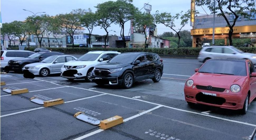 網友在社團爆料，彰化有車主為躲避停車收費，將車輛停在格線外。 圖：翻攝自彰化人大小事社團