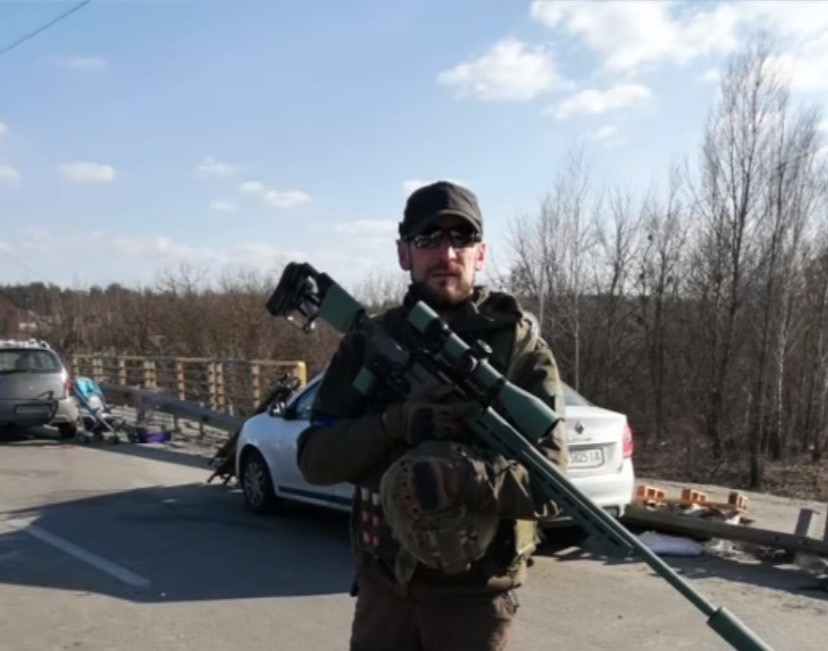 英國一名身兼狙擊手和醫護兵的退伍軍人馬修斯（Shane Matthews）。 圖：擷取自 Shane Matthe TikTok