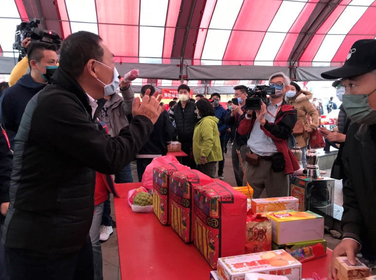 新北市長侯友宜今(27)日上午特別前往淡水聖賢祠視察清明祭祀服務及防疫措施情形，並關心搬遷進度。 圖：新北市民政局提供