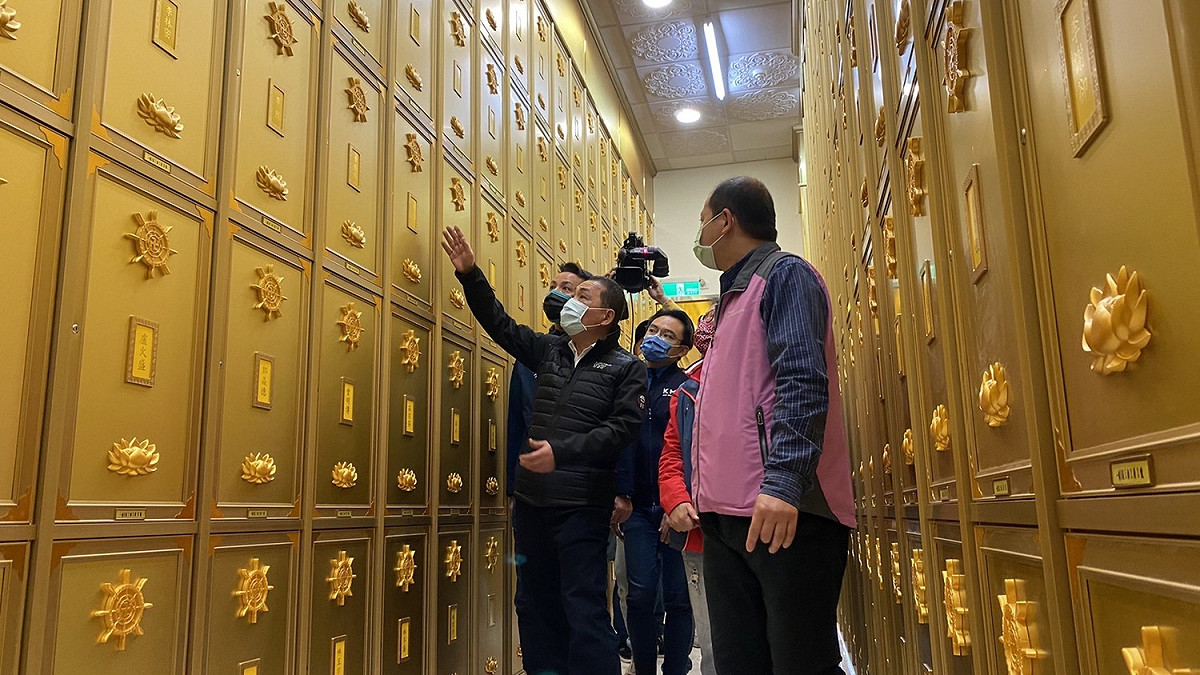 早期興建的淡水第一公園化公墓附設納骨塔，因建築物老舊有公安疑慮，侯友宜及在地民代與家屬都相當關心。 圖：新北市民政局提供