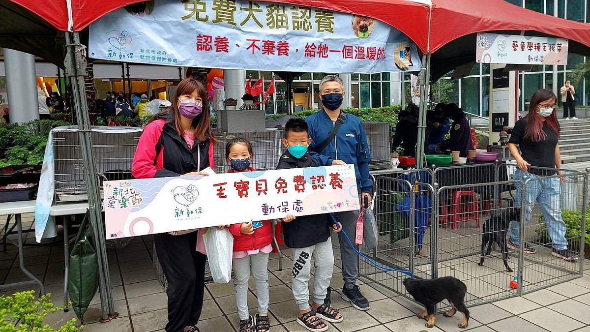 配合兒童節前夕，新北市動保處今天在板橋大遠百舉辦認養活動。 圖：新北市動保處提供