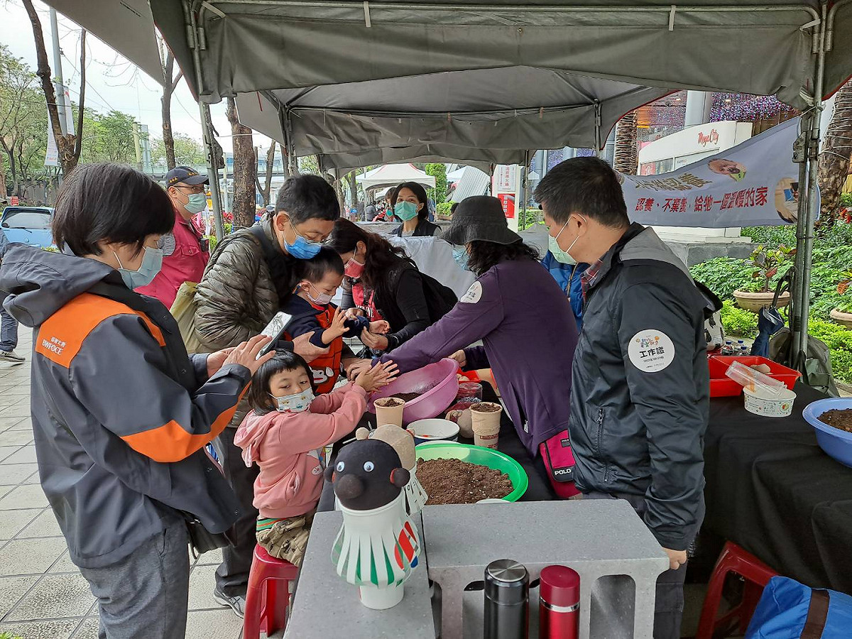 許多小朋友興奮的動手嘗試製作貓咪喜歡的大麥草植栽。 圖：新北市動保處提供